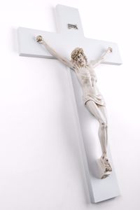 Crocifisso da parete moderno Cristo croce piccola in resina argentata –  Albalu Bomboniere