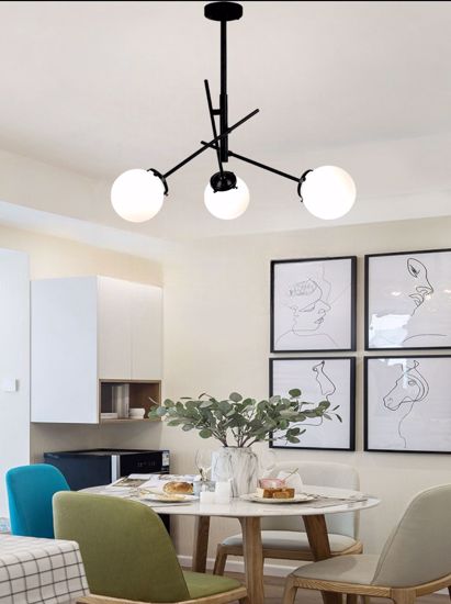 Lampadario per salotto moderno nero sfere vetro bianco