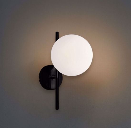Lampada da parete moderna nero sfera di vetro bianco