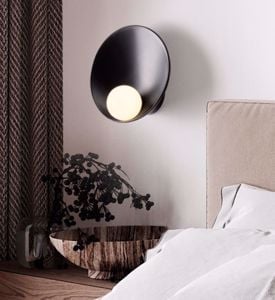 Applique nero design per comodino camera da letto moderna