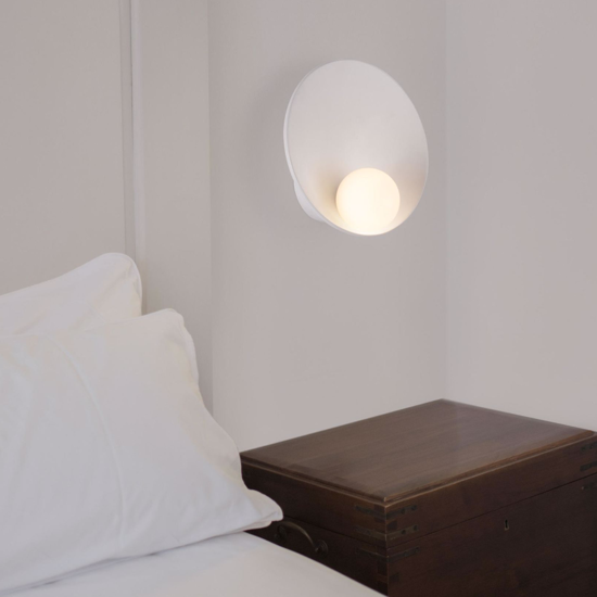 Applique bianco per camera da letto design moderna