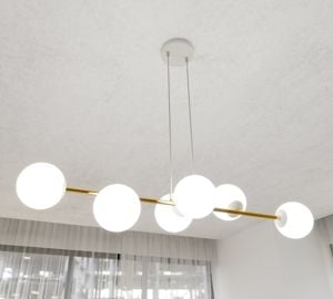 Lampadario dorato per cucina moderna bocce bianche