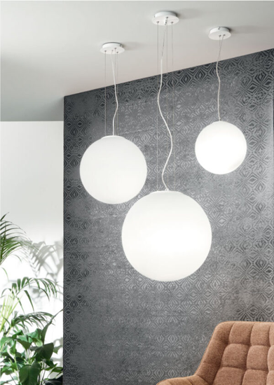 Lampadario particolare per soggiorno design sfera bianca vetro area ondaluce