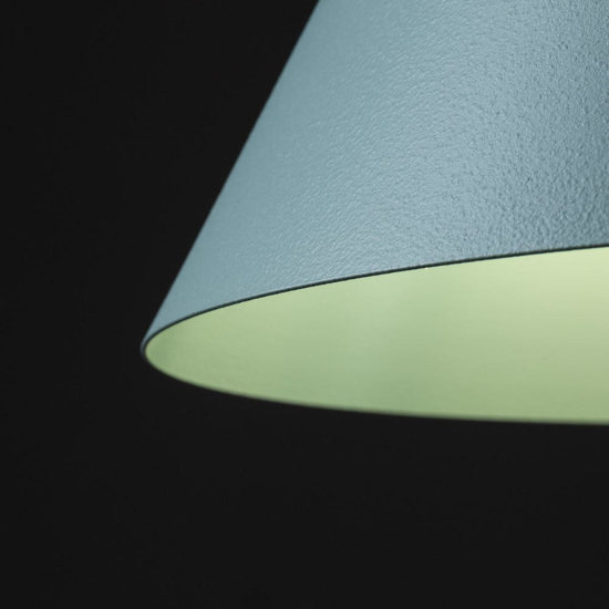 Lampadario cono colore menta per cucina moderna