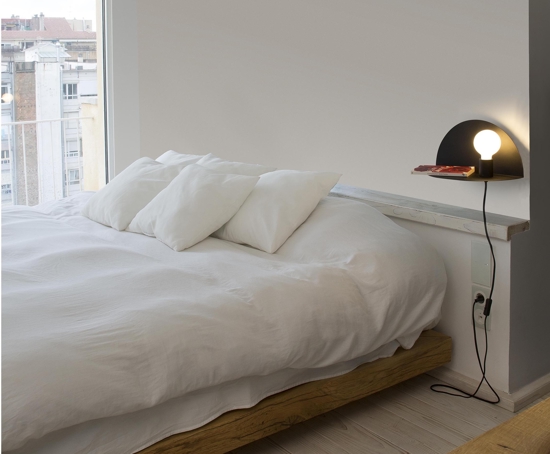 Applique con mensola per comodino camera da letto nero moderna