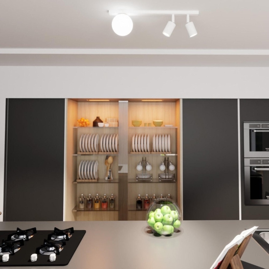 Plafoniera da soffitto bianca con faretti per cucina moderna