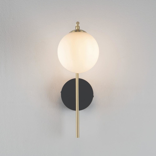 Applique nero oro sfera di vetro bianco stile contemporaneo