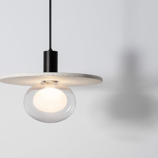 Lampada a sospensione hos disco di cemento beige con sfera in vetro